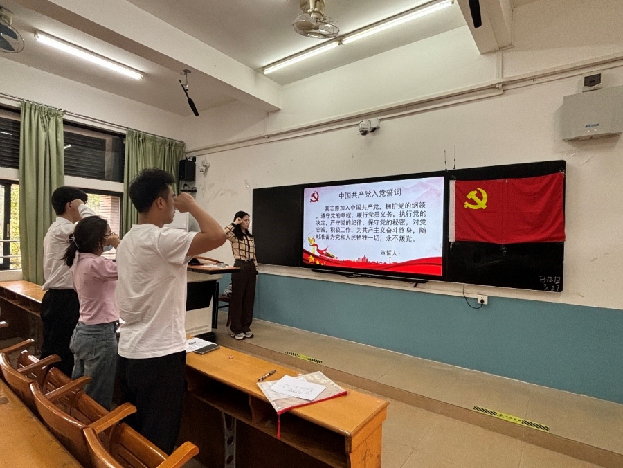 图5.全体党员重温入党誓词.jpg