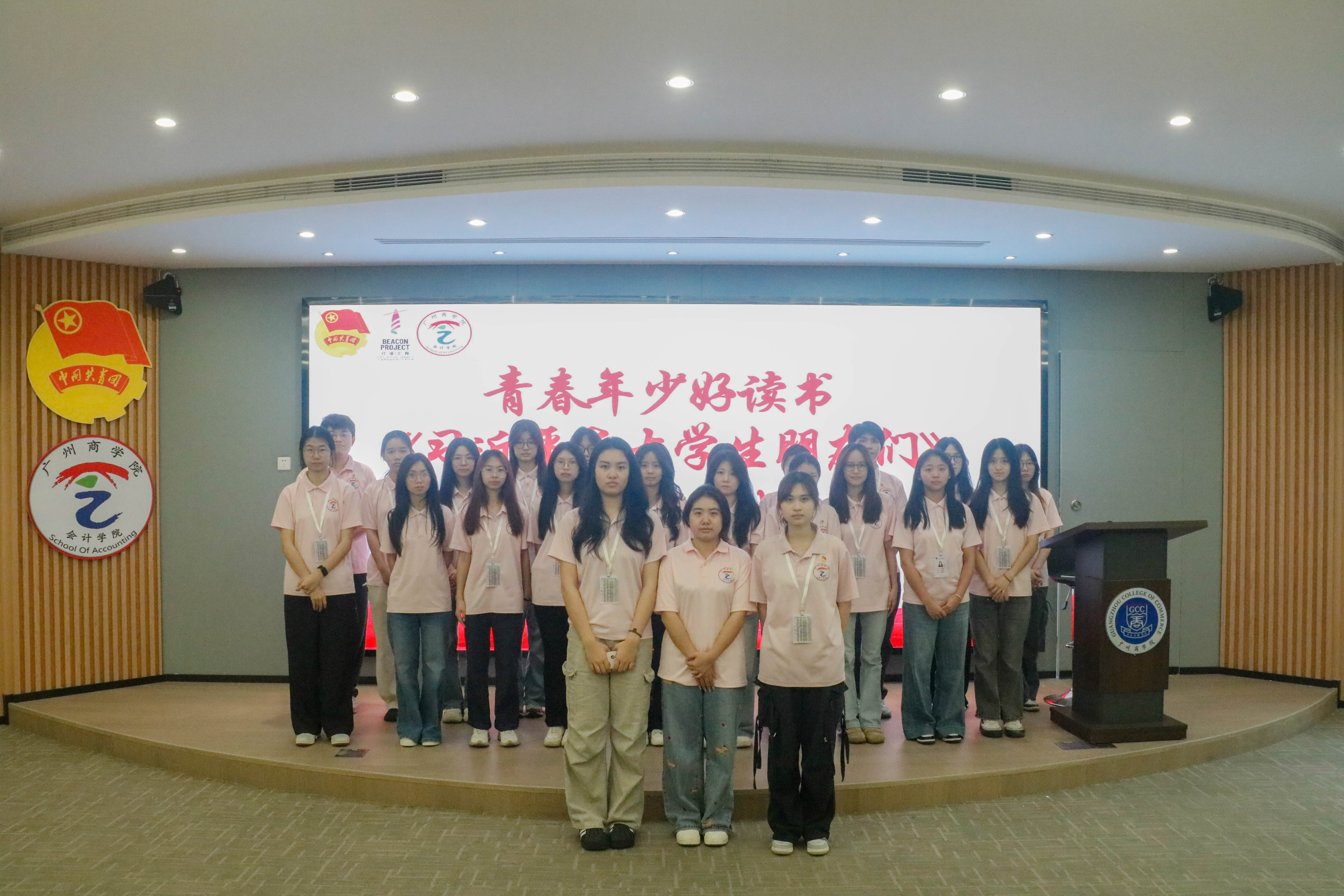 读书分享会合影留念.jpg