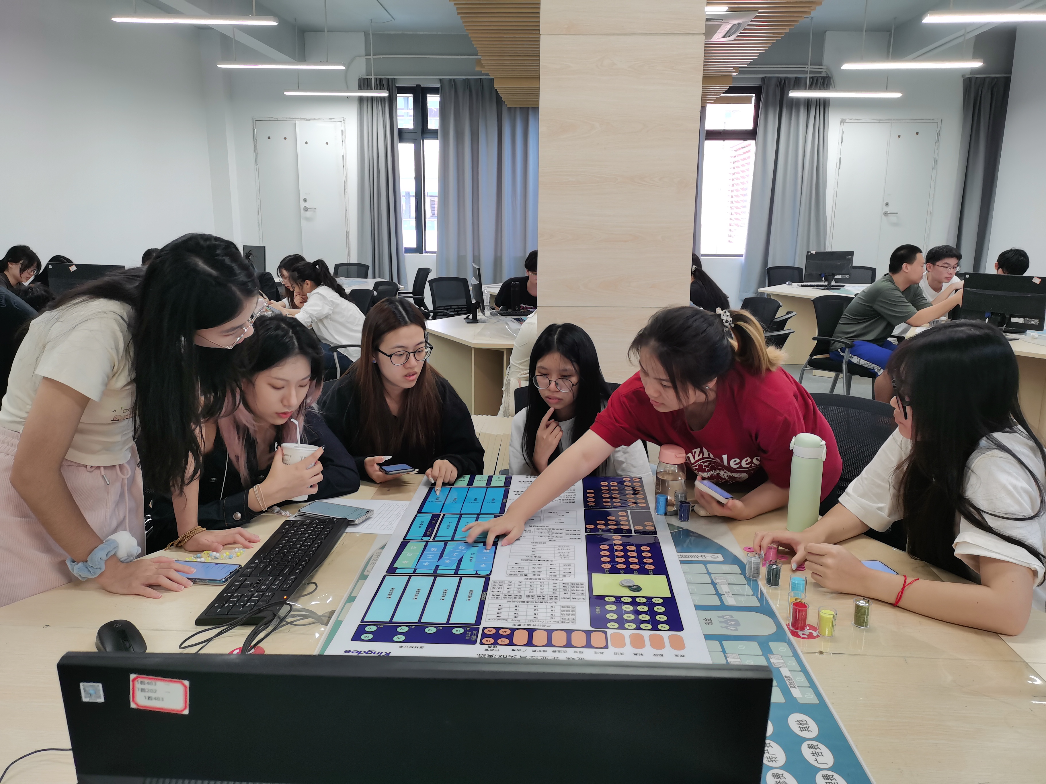 学生在1教404上《制造业企业经营管理实战演练沙盘》课.jpg
