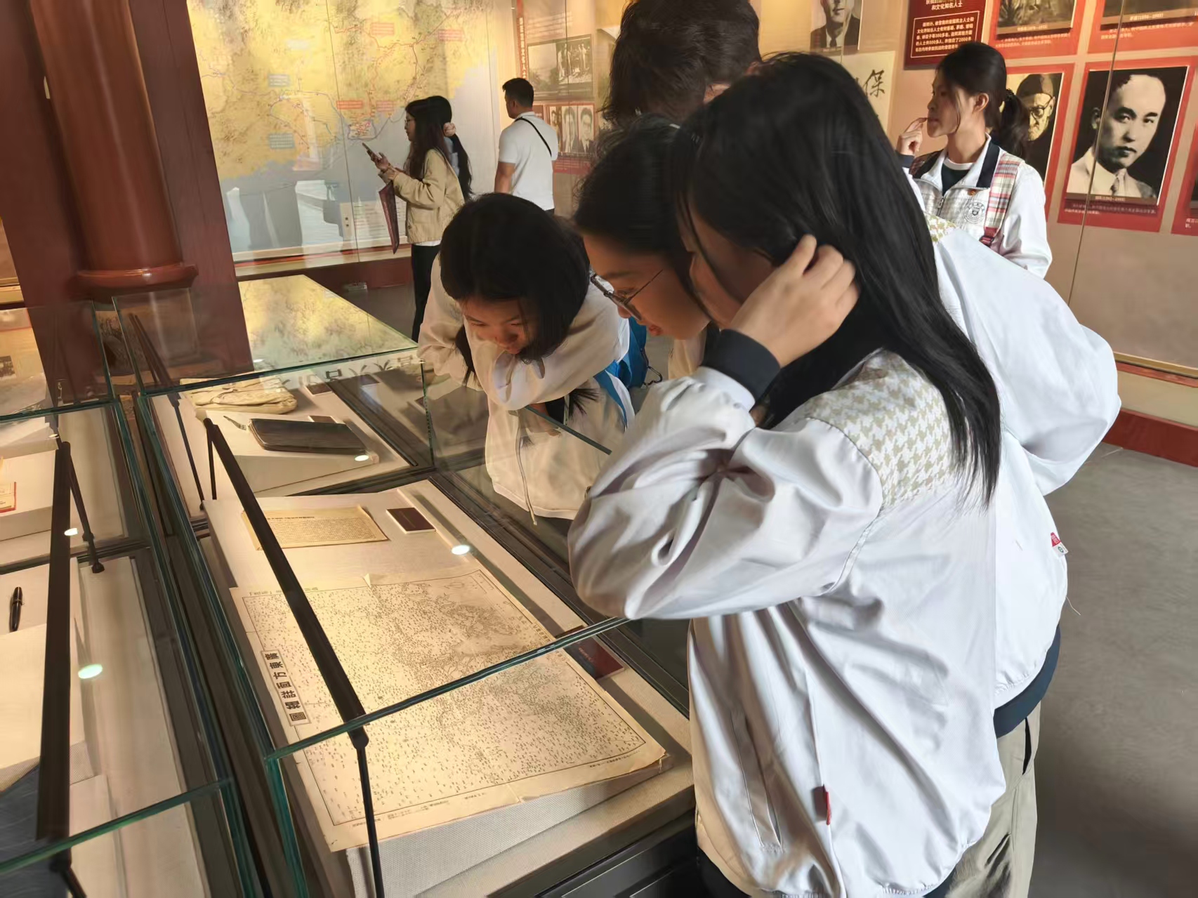 2.支部成员参观陈列物.jpg