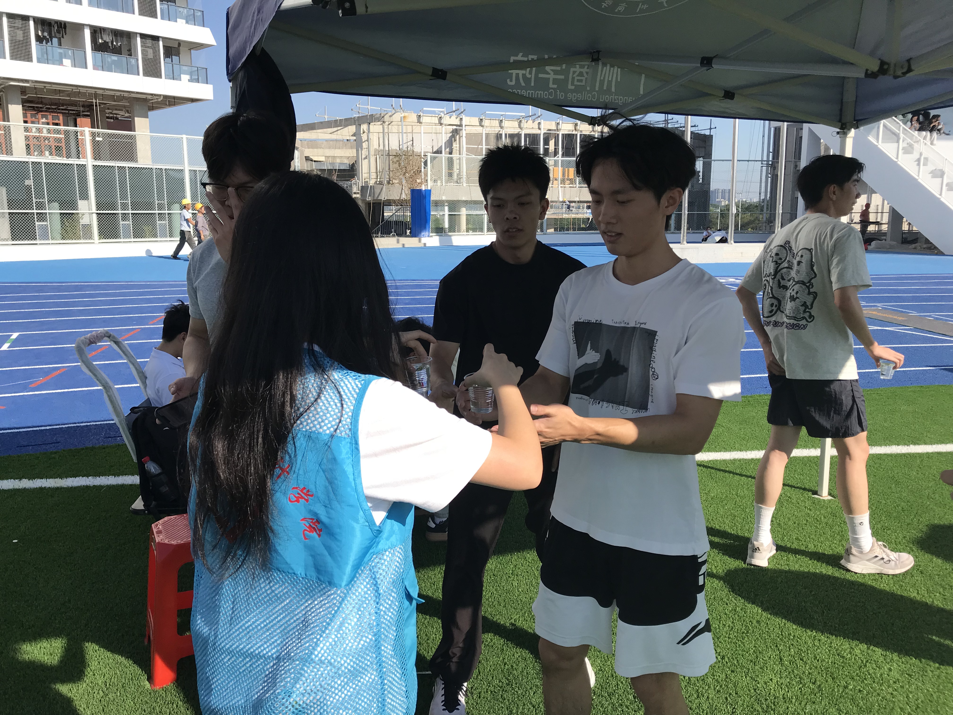 3.为体测完的同学递水.jpg