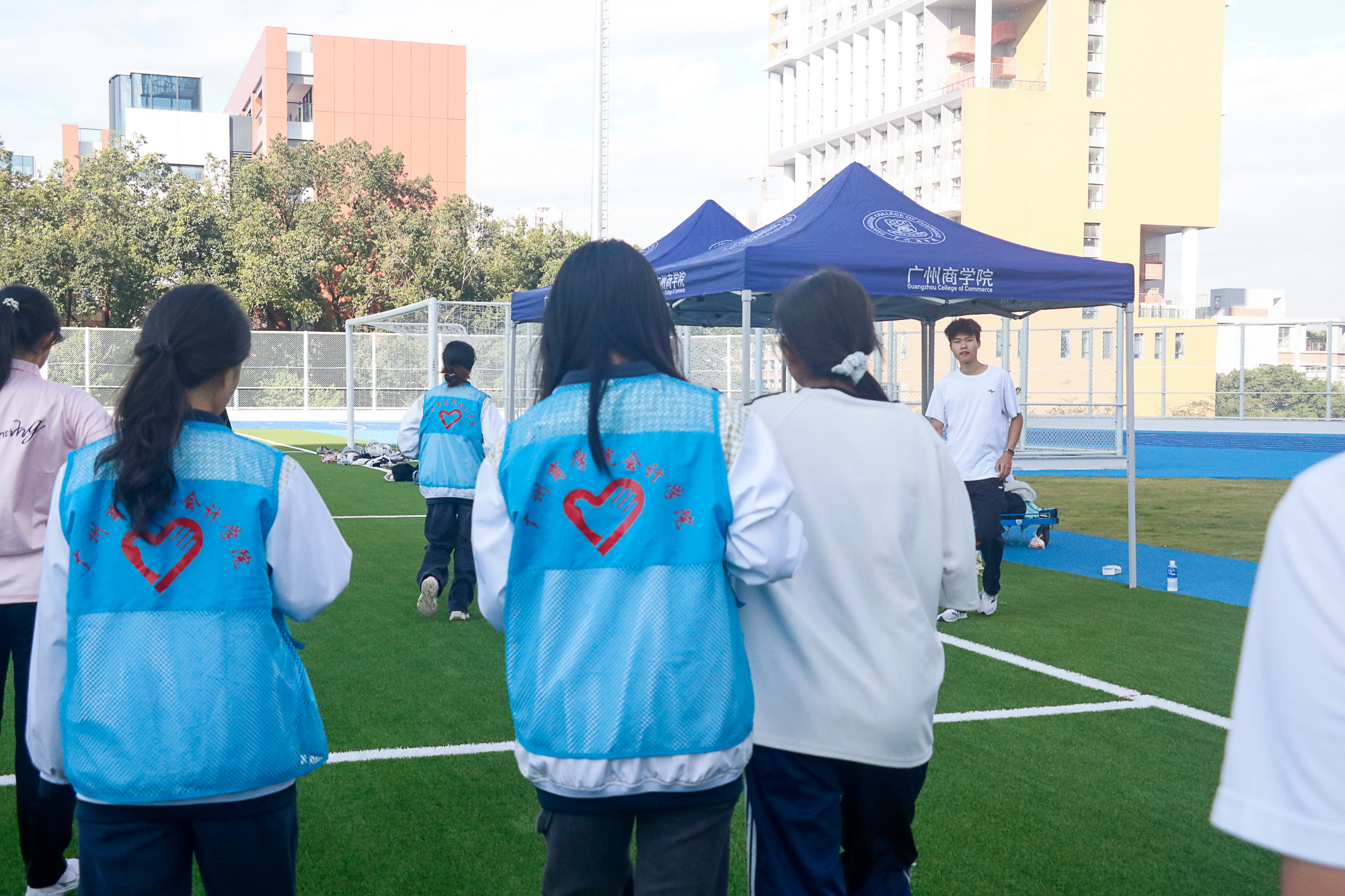 图2.搀扶体测同学.jpg