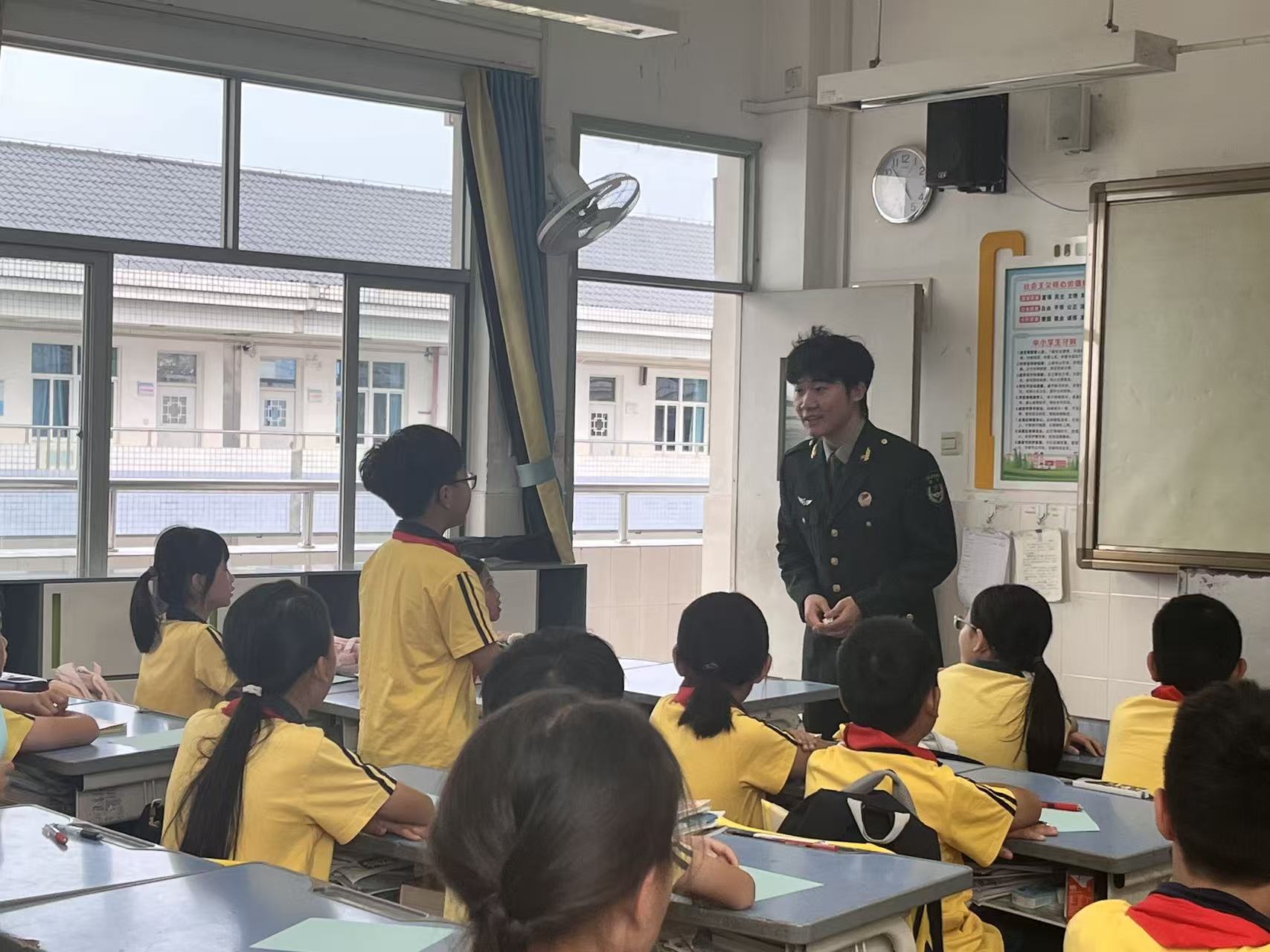 6.党员主讲人与同学们互动.jpg