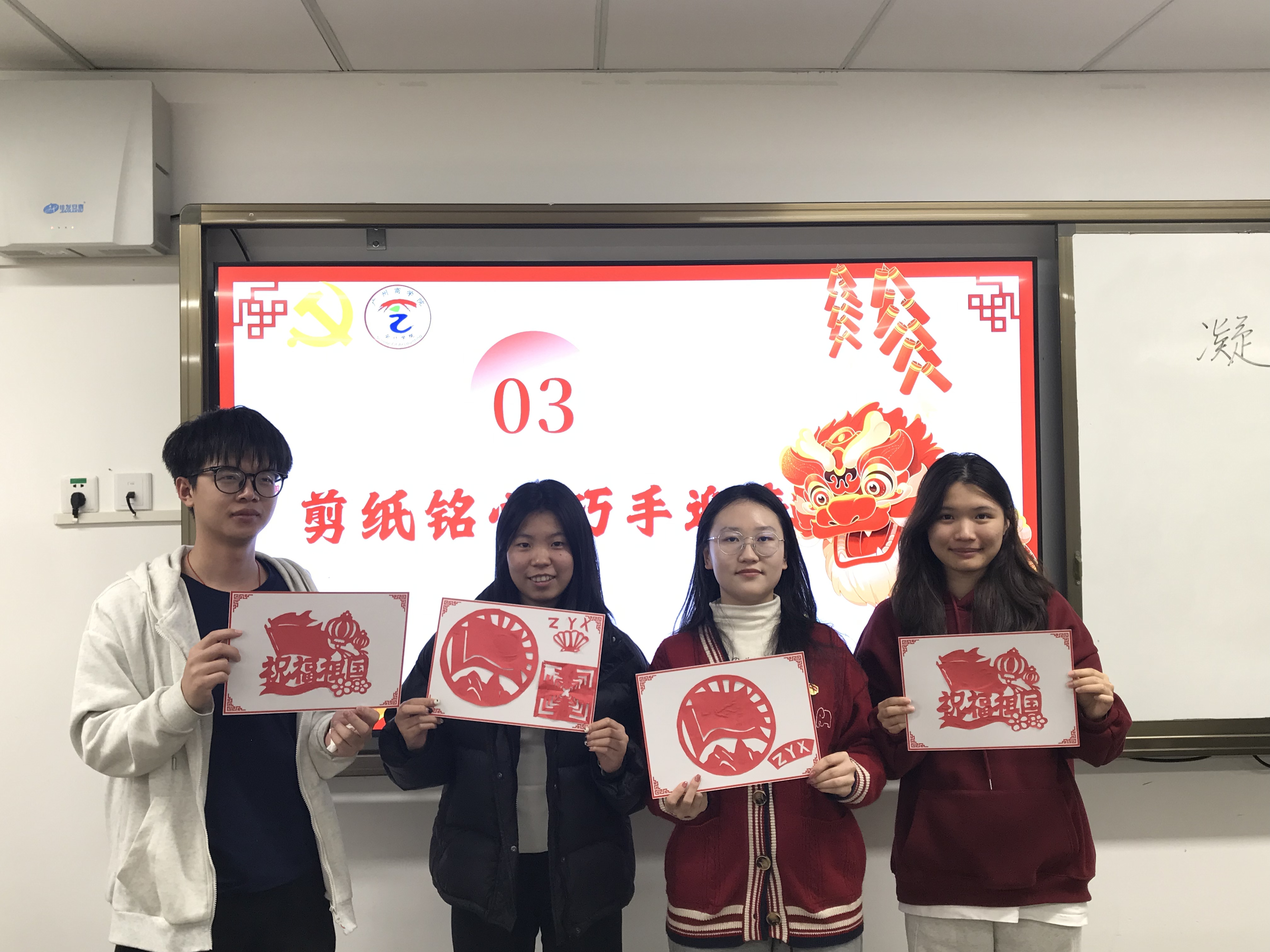 9.展示剪纸成果.jpg
