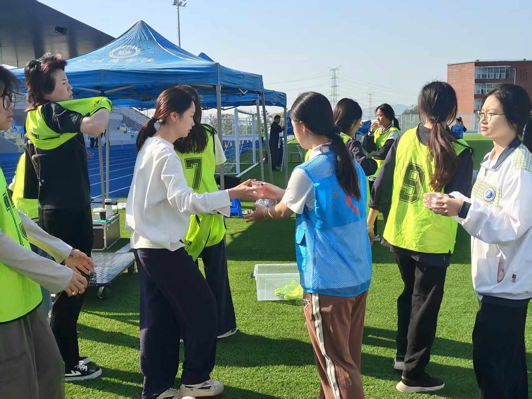4.为体侧完的同学递水.jpg